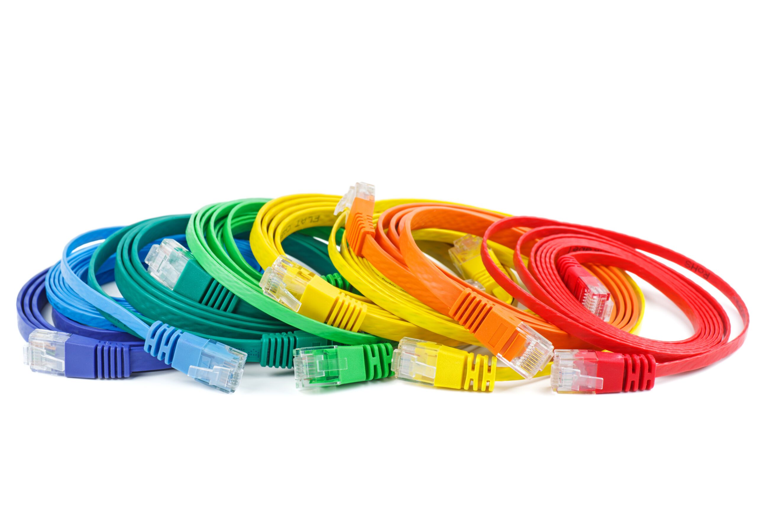Cables de conexión Ethernet planos (cobre, MCT468) aislados sobre fondo blanco