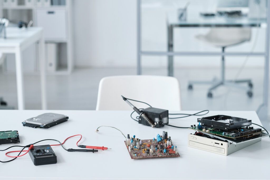 Lugar de trabajo del reparador o técnico con hardware y herramientas en el fondo del entorno de laboratorio