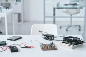 Lugar de trabajo del reparador o técnico con hardware y herramientas en el fondo del entorno de laboratorio