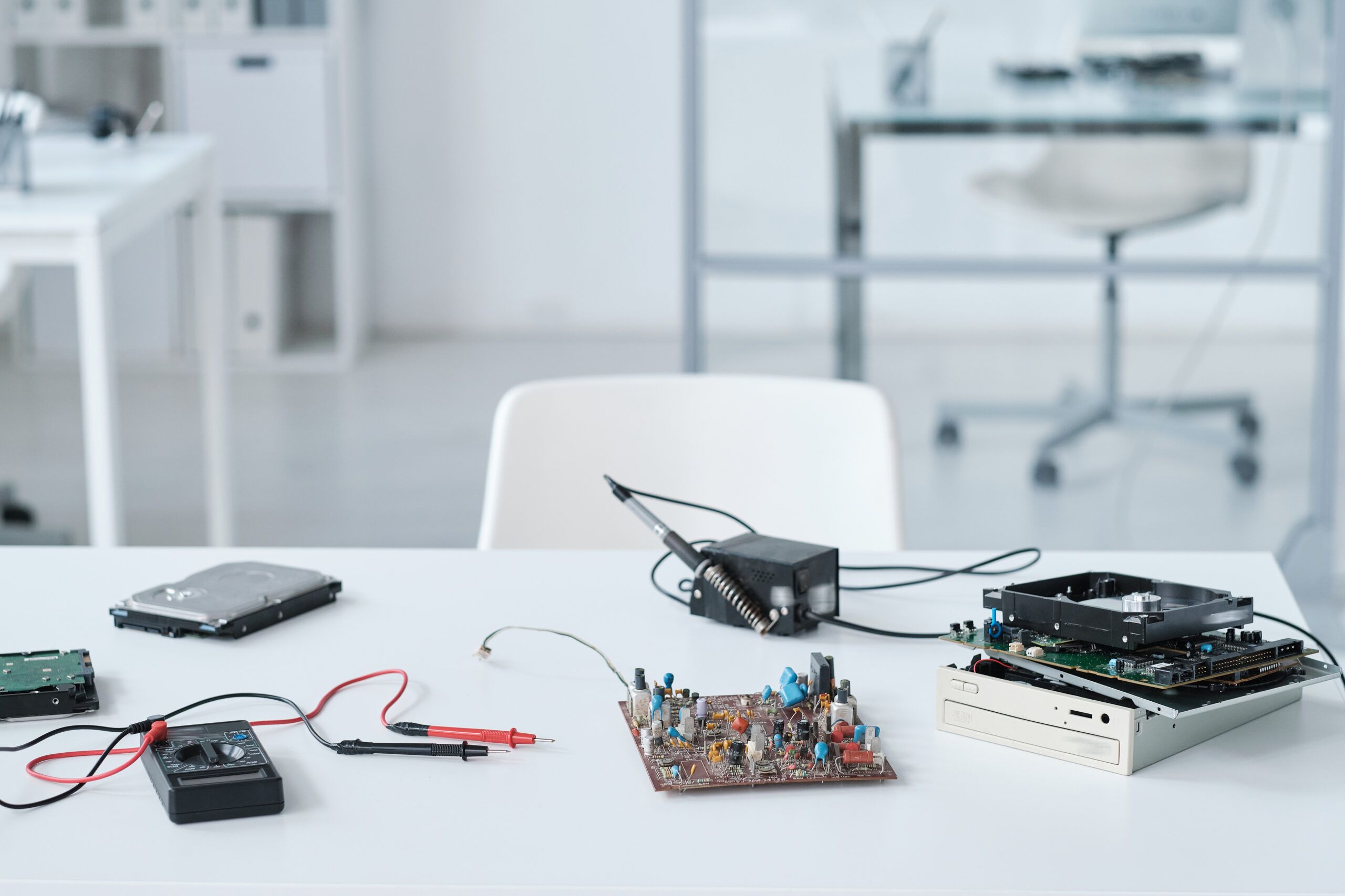Lugar de trabajo del reparador o técnico con hardware y herramientas en el fondo del entorno de laboratorio